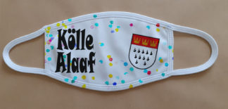 Karnevals-Behelfsmaske, weiße Mund-Nasenbedeckung mit schwarzem Kölle Alaaf Schriftzug und Kölner Wappenschild, sowie Konfetti als Motiv.