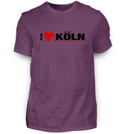 Aubergines T-Shirt mit "Ich liebe Köln" Aufdruck; mittig auf Brust wobei ein rotes Herz das Wort Liebe symbolisiert und das Wort ich hochkant, während das Wort Köln waagerecht geschrieben ist - Somit kann das Motiv auf dem T-Shirt aus Entfernung auch als "I love Köln" gelesen werden.