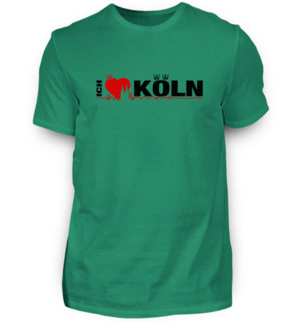 Irisch-grünes T-Shirt mit "Ich liebe Köln" Aufdruck; mittig auf Brust wobei ein rotes Herz das Wort Liebe symbolisiert und das Wort ich hochkant, während das Wort Köln waagerecht geschrieben ist - Somit kann das Motiv auf dem T-Shirt aus Entfernung auch als "I love Köln" gelesen werden.
