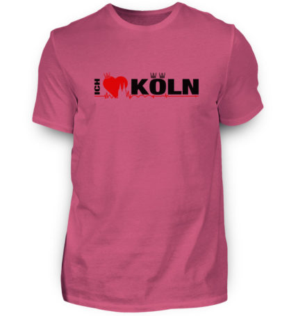 Pinkes T-Shirt mit "Ich liebe Köln" Aufdruck; mittig auf Brust wobei ein rotes Herz das Wort Liebe symbolisiert und das Wort ich hochkant, während das Wort Köln waagerecht geschrieben ist - Somit kann das Motiv auf dem T-Shirt aus Entfernung auch als "I love Köln" gelesen werden.